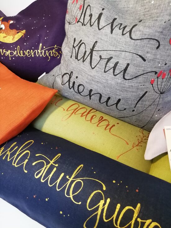 GRIĶU SPILVENI AR UZRAKSTIEM UN ZĪMĒJUMIEM